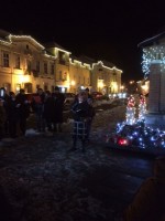 2. adv. svijeca