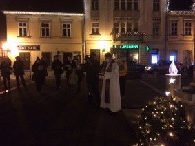 4. adv. svijeća